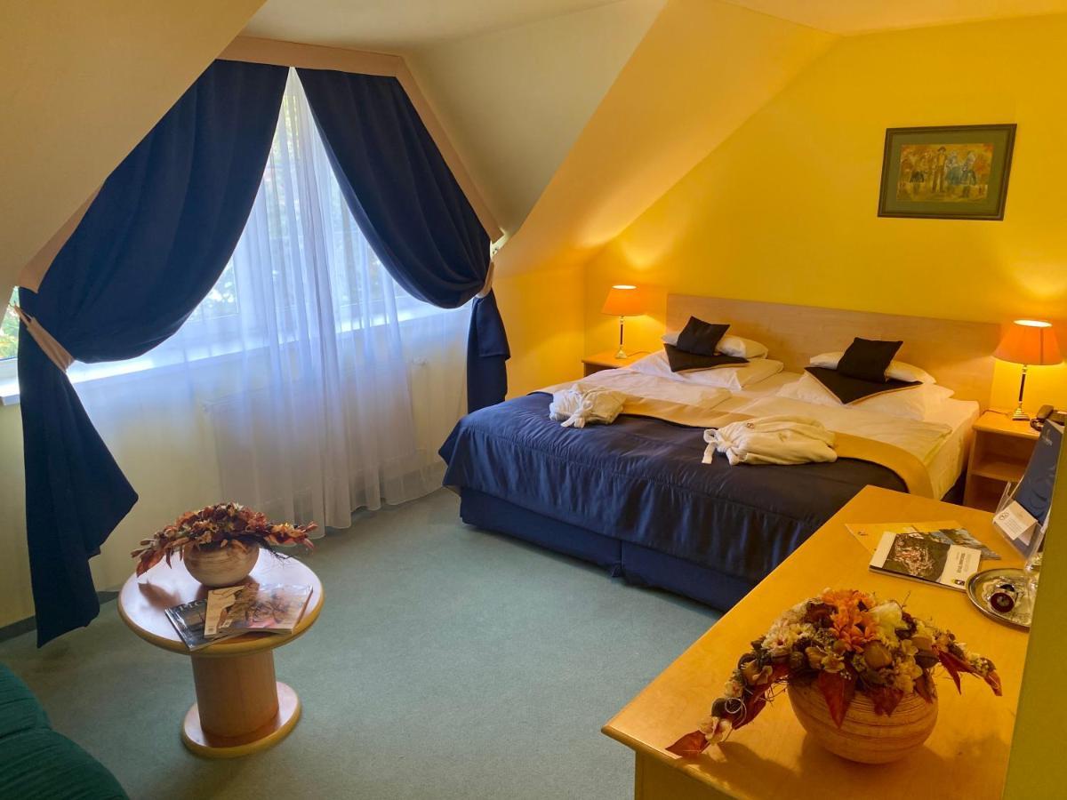 Parkhotel Na Baracke Újtölgyes Kültér fotó